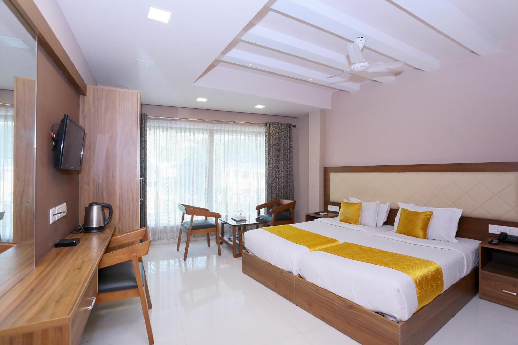 Oyo Flagship 25093 Hotel Thamam Kochi Exterior photo